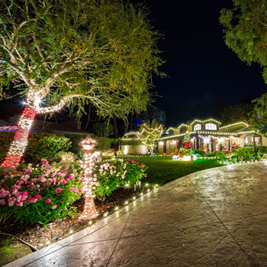 HOLIDAY LIGHTING AND DÉCOR